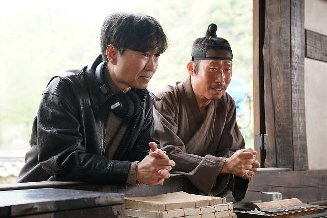 장항준(왼쪽) 감독과 유해진 배우가 영화 '왕과 사는 남자' 촬영장에서 이야기를 나누고 있다. 쇼박스 제공