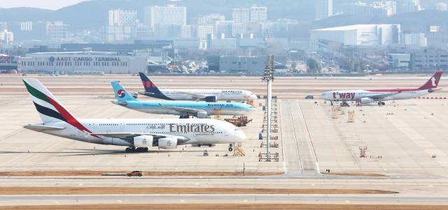 ▲4일 인천국제공항에 에미레이트 항공 A-380 여객기가 계류하고 있다. 해당 여객기는 지난달 28일 오후 아랍에미리트 두바이에서 인천공항에 도착해 1일 밤 승객을 태우고 두바이로 돌아갈 예정이었지만 중동 사태로 인해 항공편이 결항되며 인천공항에 계류하게 됐다. ⓒ연합뉴스
