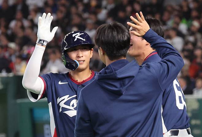 7일 일본 도쿄돔에서 열린 2026 월드베이스볼클래식(WBC) 조별리그 C조 2차전 대한민국과 일본의 경기. 1회초 2사 1, 2루 한국 문보경의 2타점 2루타 때 홈인한 이정후가 동료들과 기쁨을 나누고 있다.