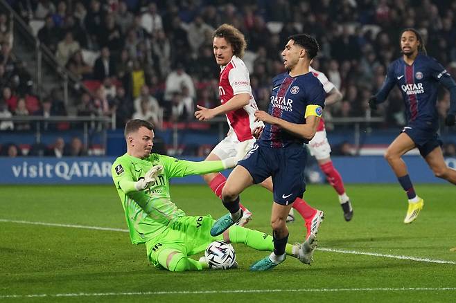 모나코의 골키퍼 필립 쾬(왼쪽)과 파리 생제르맹의 아슈라프 하키미가 공을 다투고 있다. AP연합뉴스