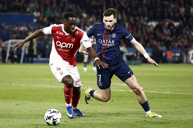 7일, PSG의 흐비차 크바라츠켈리아(오른쪽)와 모나코의 조르단 테제(왼쪽)가 경기를 펼치고 있다. EPA연합뉴스