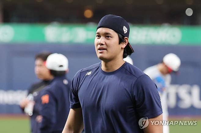 훈련 마친 오타니 (오사카=연합뉴스) 임화영 기자 = 월드베이스볼클래식(WBC) 출전을 앞둔 일본 야구 대표팀 오타니 쇼헤이가 1일 일본 오사카 교세라돔에서 훈련을 마친 뒤 퇴장하고 있다. 2026.3.1 hwayoung7@yna.co.kr