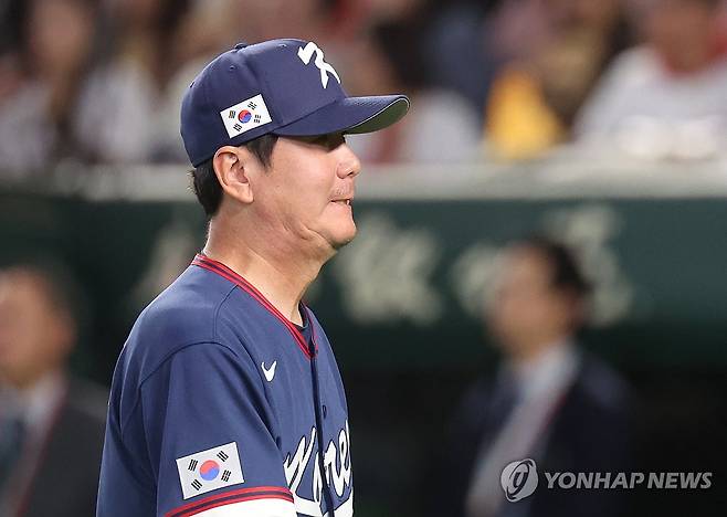 더그아웃 향하는 류지현 감독 (도쿄=연합뉴스) 임화영 기자 = 7일 일본 도쿄돔에서 열린 2026 월드베이스볼클래식(WBC) 조별리그 C조 2차전 대한민국과 일본의 경기에 앞서 한국 류지현 감독이 일본 이바타 히로카즈 감독과 라인업 교환을 한 뒤 더그아웃으로 향하고 있다. 2026.3.7 hwayoung7@yna.co.kr