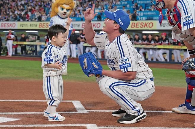 30일 오후 6시30분 대구 삼성라이온즈파크에서 열린 오승환 은퇴식에서 오승환과 아들 오서준이 시구 후 세레머니를 하고 있다. <삼성 라이온즈 제공>