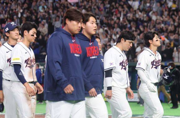 한국 선수들이 대만과의 WBC C조 조별리그 3차전에서 4-5로 패한 뒤 아쉬운 표정을 짓고 있다. 도쿄=연합뉴스