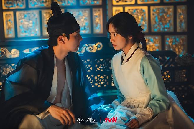 K문화 열풍을 타고 국내외에서 인기를 끈 타임슬립 로맨스 드라마 '폭군의 셰프.' 연산군 시대를 암시하는 사극의 외피를 입고 있지만 내용은 타임슬립 로맨스와 음식 드라마다. /tvN