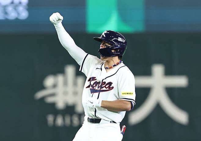 <YONHAP PHOTO-5376> 동점 적시타 친 한국 김도영 (도쿄=연합뉴스) 김인철 기자 = 8일 일본 도쿄돔에서 열린 2026 WBC 조별리그 C조 3차전 대한민국과 대만의 경기. 8회말 2사 1루 한국 김도영이 동점을 만드는 1타점 2루타를 치고 환호하고 있다. 2026.3.8 yatoya@yna.co.kr/2026-03-08 14:31:26/<저작권자 ⓒ 1980-2026 ㈜연합뉴스. 무단 전재 재배포 금지, AI 학습 및 활용 금지>