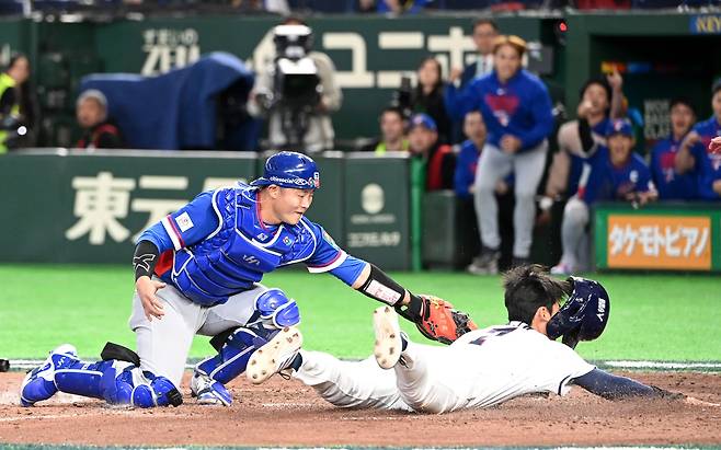 8일 일본 도쿄돔에서 열린 WBC(월드베이스볼클래식) 한국과 대만의 경기, 연장 10회말 승부치기, 1사 3루 김혜성의 내야땅볼때 3루주자 김주원이 홈에서 태그아웃되고 있다. /허상욱 스포츠조선 기자