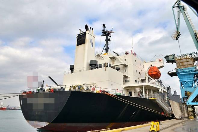 5일 온산항 고려아연 전용부두인 제3부두에서 배가 입항해 원료 하역작업이 진행 중이다. 고려아연제공