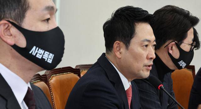 장동혁(가운데) 국민의힘 대표가 5일 국회에서 열린 최고위원회의에서 발언하고 있다. 뉴시스