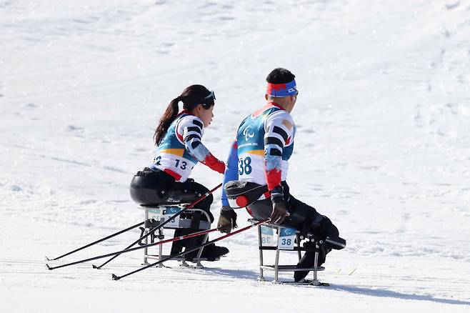 2026 밀라노·코르티나 동계패럴림픽 경기에 앞서 함께 훈련한 김윤지와 신의현. 사진=공동취재단