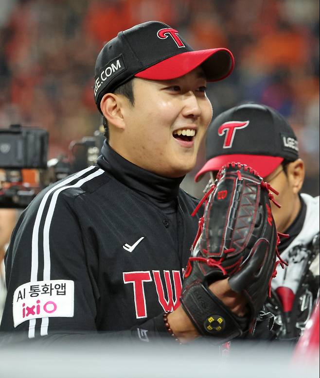 <yonhap photo-7266="">29일 대전한화생명볼파크에서 열린 2025 프로야구 KBO리그 포스트시즌 한국시리즈 3차전 LG 트윈스와 한화 이글스의 경기. 4회까지 한화 타선을 1점으로 막으며 호투를 이어가는 LG 선발 손주영이 미소 짓고 있다. 사진=연합뉴스</yonhap>