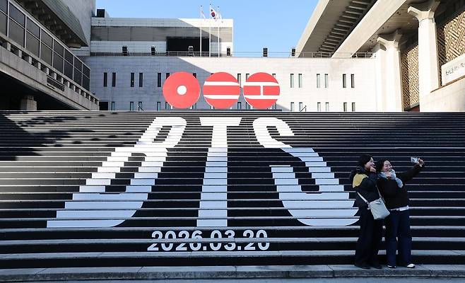 6일 오전 서울 종로구 세종문화회관 야외 계단에 설치된 BTS(방탄소년단)의 컴백 로고 조형물 앞에서 관광객들이 기념촬영을 하고 있다. BTS는 오는 21일 컴백공연을 한다. 뉴스1