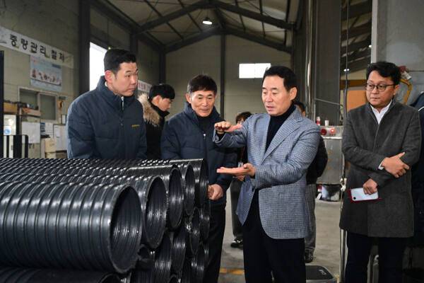 백영현 포천시장이 지역 중소기업을 방문해 생산시설을 둘러보며 기업 관계자들과 현장 의견을 나누고 있다. 포천시 제공