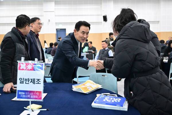 백영현 포천시장이 포천시 중소기업 지원시책 설명회에서 기업 대표들과 인사를 나누고 있다. 포천시 제공