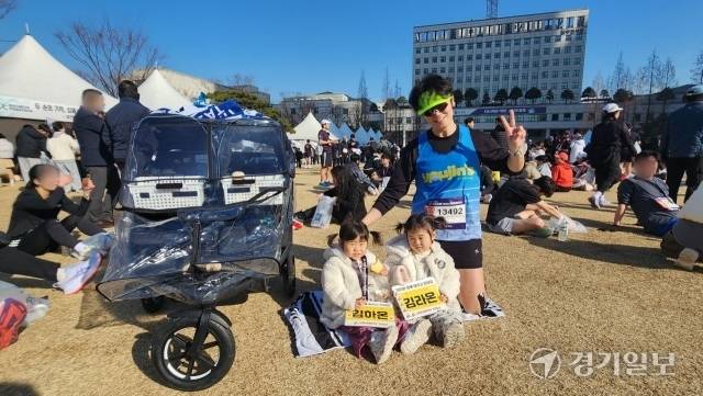 8일 부천 중앙공원 일원에서 ‘2026 부천국제로드레이스 대회’가 열린 가운데 김찬구씨(36)가 쌍둥이 딸 라온(4)·하온(4)양과 함께 기념촬영을 하고 있다. 한준호기자