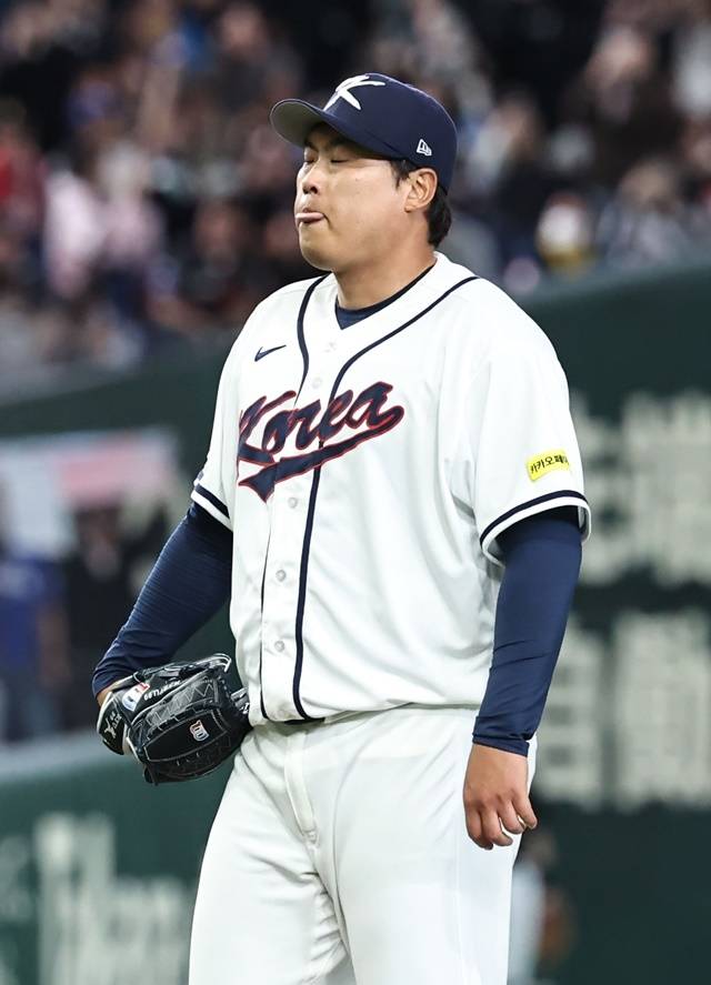 8일 일본 도쿄돔에서 열린 2026 WBC 조별리그 C조 3차전 대한민국과 대만의 경기. 2회초 무사 대만 장위청에게 좌중간 솔로 홈런을 허용한 한국 선발 류현진이 아쉬워하고 있다. 사진=연합뉴스