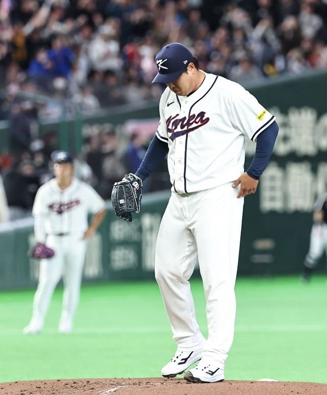 8일 일본 도쿄돔에서 열린 2026 WBC 조별리그 C조 3차전 대한민국과 대만의 경기. 2회초 무사 대만 장위청에게 좌중간 솔로 홈런을 허용한 한국 선발 류현진이 아쉬워하고 있다. 사진=연합뉴스