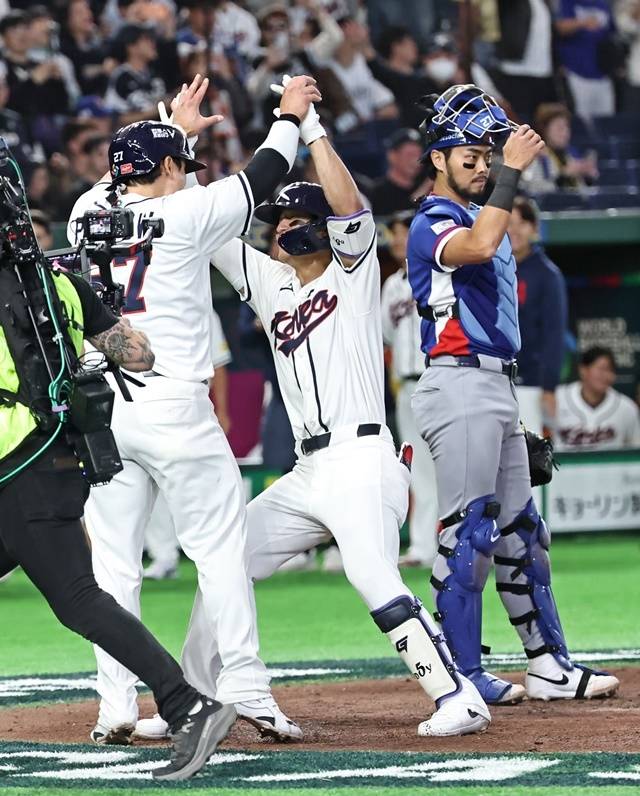 8일 일본 도쿄돔에서 열린 2026 WBC 조별리그 C조 3차전 대한민국과 대만의 경기. 6회말 1사 1루 한국 김도영 좌월 투런 홈런을 치고 동료선수들과 기뻐하고 있다. 사진=연합뉴스