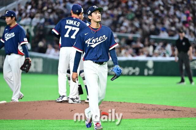 7일 일본 도쿄돔에서 열린 2026 월드 베이스볼 클래식(WBC) 조별리그 한국-일본 경기. 선발 고영표가 일본 스즈키에게 3회말 2사에 연타석 역전 솔로포를 내주고 교체되고 있다./도쿄(일본)=한혁승 기자 hanfoto@mydaily.co.kr