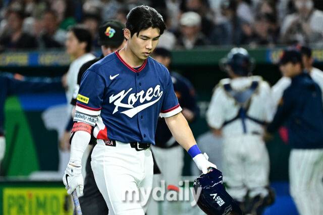 7일 일본 도쿄돔에서 열린 2026 월드 베이스볼 클래식(WBC) 조별리그 한국-일본 경기. 김혜성이 8회초 2사 만루에서 삼진을 당한 뒤 아쉬워하고 있다./도쿄(일본)=한혁승 기자