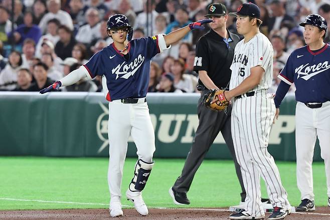 WBC 야구 대표팀 김도영(왼쪽)과이7일 일본 도쿄돔에서 열린 2026 WBC 본선 1라운드 일본전에서 1회초 좌전안타를 때린 뒤 세리머니를 하고 있다. 도쿄|뉴시스