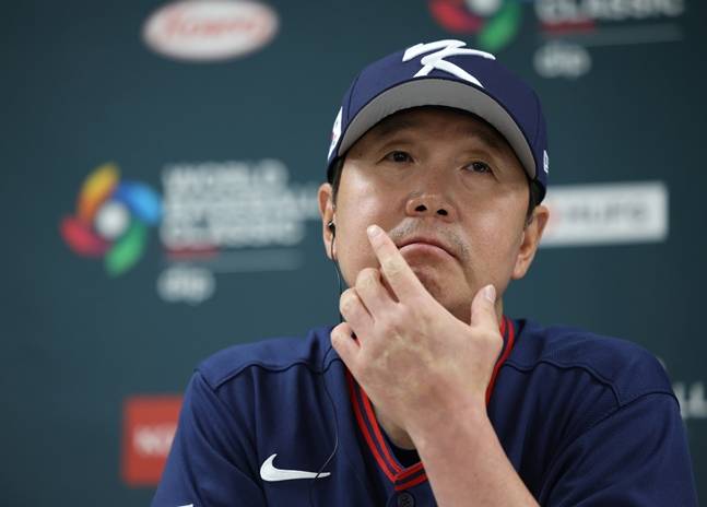 일본 취재진의 질문을 듣고 있는 류지현 감독. /사진=WBC 조직위원회(요미우리 신문사 제공)