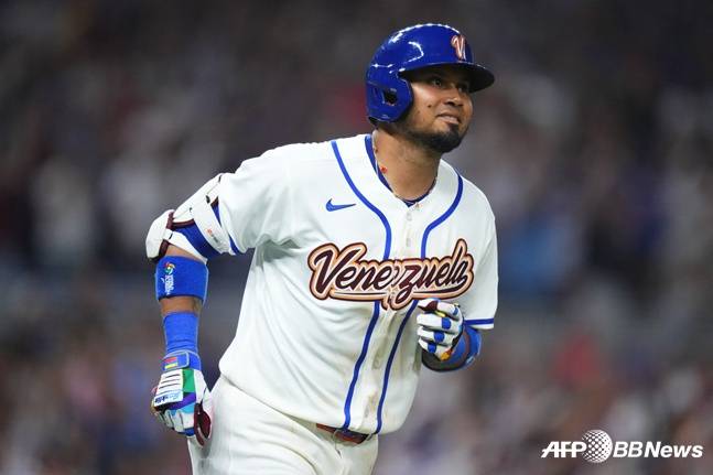 홈런을 터뜨리고 미소를 짓는 베네수엘라 루이스 아라에즈. /AFPBBNews=뉴스1