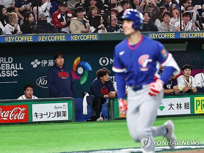 다시 재역전 허용하는 한국 (도쿄=연합뉴스) 김인철 기자 = 8일 일본 도쿄돔에서 열린 2026 WBC 조별리그 C조 3차전 대한민국과 대만의 경기. 8회초 2사 2루 한국 류현진이 더그아웃에서 우월 투런 홈런을 친 대만 페어차일드를 바라보고 있다. 2026.3.8 yatoya@yna.co.kr