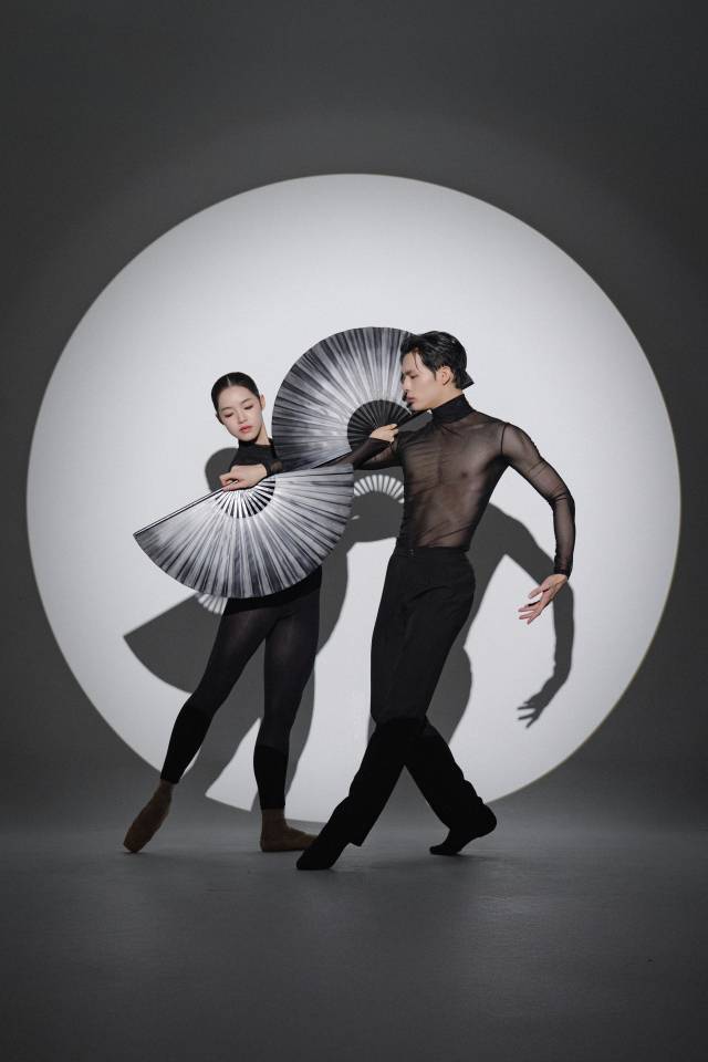 윤별발레컴퍼니 창작 발레 ‘갓’ 공연 모습. 금정문화회관 제공