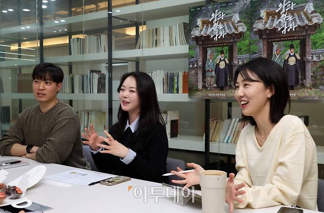 쇼박스 배급전략팀 서민지(오른쪽부터) 팀장, 정서연 사원, 조성주 인턴이 3일 서울 강남구 논현동 사무실에서 이투데이와 인터뷰를 하고 있다.(고이란 기자 photoeran@)