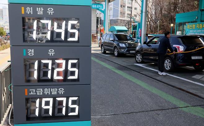 미국·이스라엘과 이란 간 군사 충돌로 국내 주유소 기름값이 가파르게 상승하고 있는 가운데 8일 서울 최저가 주유소에서 시민들이 주유를 하고있다. 한국석유공사 유가정보시스템 오피넷에 따르면 이날 오후 2시 기준 전국 주유소 평균 휘발유 가격은 리터당 1893.3원으로 전날보다 3.9원 올랐다. 서울 휘발유 평균 가격은 1944.7원을 나타냈다. 휘발유보다 높은 수준을 유지하고 있는 경유 가격은 1915.4원으로 4.8원 상승했다. 휘발유 가격의 리터당 2000원 돌파가 가시화되자 정부는 석유류 '최고가격 지정제(가격상한제)' 도입을 검토하고 있다. 신태현 기자 holjjak@