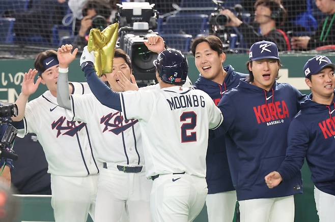 5일 일본 도코돔에서 열린 2026 월드베이스볼클래식(WBC) 조별리그 C조 1차전 한국과 체코의 경기. 1회말 1사 만루 한국 문보경이 만루 홈런을 친 뒤 동료들과 자축하고 있다.(연합뉴스)
