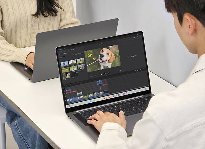 삼성전자 모델이 AI PC ‘갤럭시 북6 울트라’와 ‘갤럭시 북6 프로’로 고화질 영상을 편집하는 모습(사진제공=삼성전자)