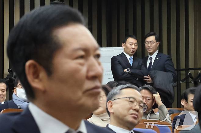 김용민·장경태 더불어민주당 법제사법위원이 26일 서울 여의도 국회에서 열린 의원총회에서 정청래 대표를 바라보며 대화하고 있다. 2026.2.26 ⓒ 뉴스1 신웅수 기자