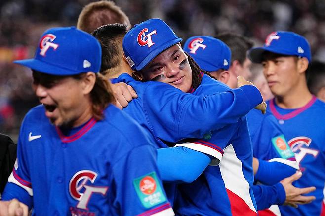 대만 선수들이 8일 일본 도쿄 도쿄돔에서 WBC 21년 역사상 처음으로 한국에 승리한 뒤 눈물을 흘리고 있다. AFP연합뉴스
