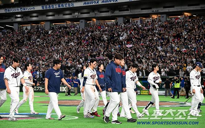 8일 일본 도쿄돔에서 열린 WBC(월드베이스볼클래식) 한국과 대만의 경기, 한국이 연장 접전 끝 5대4로 패했다. 관중들에게 인사하는 한국 선수들의 모습. 도쿄(일본)=허상욱 기자wook@sportschosun.com/2026.03.08/