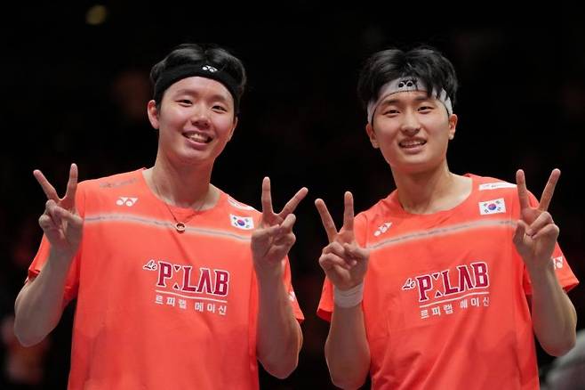 서승재(왼쪽)와 김원호가 9일(한국시간) 영국 버밍엄의 유틸리타 아레나에서 열린 2026 세계배드민턴연맹(BWF) 월드투어 슈퍼 1000 전영오픈 남자복식 결승에서 세계랭킹 2위인 말레이시아의 아론 치아-소위익 조에 역전승을 거두고 우승을 확정지은 뒤 기뻐하고 있다. 버밍엄= AP연합뉴스