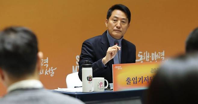오세훈 서울시장이 10일 서울시청에서 열린 출입기자단 신년간담회에서 질문을 받고 있다. 연합뉴스