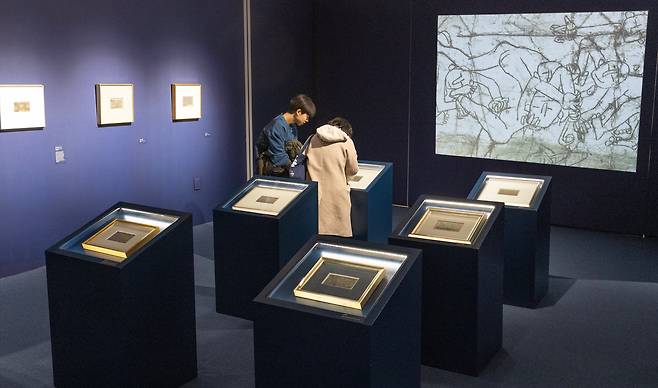 '쓰다, 이중섭' 전시장에서 은지화 섹션을 꼼꼼하게 감상하는 관람객들. /이태경기자