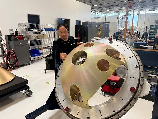 지난달 27일(현지 시각) 미 로스앤젤레스(LA) 엘 세군도의 우주스타트업 바르다에서 한 엔지니어가 우주로 보낼 아홉번째 캡슐을 제조하고 있다./강다은 특파원