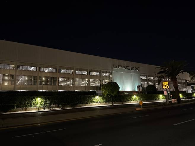지난달 27일(현지 시각) 오후 10시쯤 미 로스앤젤레스 호손의 스페이스X 사무실 모습/강다은 특파원