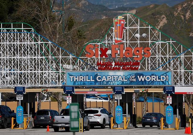 6일 미국 캘리포니아주 발렌시아 식스 플래그 매직 마운틴 주차장에 자동차들이 진입하고 있다. /연합뉴스