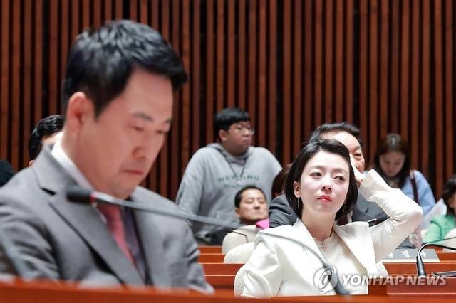 국민의힘 장동혁 대표가 9일 국회에서 열린 의원총회에 참석해 송언석 원내대표 발언을 듣고 있다. 장 대표 오른쪽은 서울시당위원장인 배현진 의원. 연합뉴스