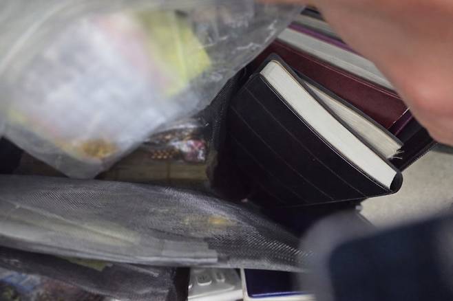 역사 순회 중 습득한 유실물. 현금 3억원 및 귀금속이 들어 있다. /사진=서울교통공사 제공, 뉴스1