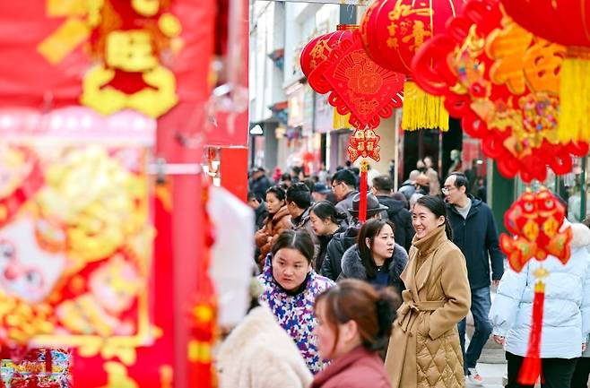2월 5일 중국 간쑤성 란저우의 한 시장에서 시민들이 춘제(중국 설) 맞이 장을 보고 있다.신화통신뉴시스