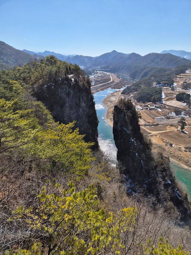 영월 방절리 서강가 절벽에 있는 선돌. 단종이 청령포로 가던 도중 선돌을 보고 “우뚝 서 있는 것이 마치 신선과 같다”고 하여 선돌이 되었다는 전설이 있다. 사진 이지영 기자
