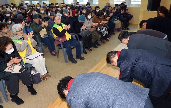 대전 동구 ‘2026년 노인일자리 및 사회활동지원사업’ 발대식이 지난 2월 2일 오후 산내농협 강당에서 어르신 300여 명이 참석한 가운데 열렸다. 이날 행사에 참석한 어르신들이 박희조 동구청장 등 내빈들의 큰절을 받고 있다. 위 사진은 기사 내용과 무관. 김성태 객원기자