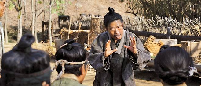 8일 1100만 관객을 돌파한 영화 ‘왕과 사는 남자’에서 엄흥도 역을 맡은 배우 유해진이 동네주민들에게 이야기를 하는 연기를 하고 있다. 쇼박스 제공