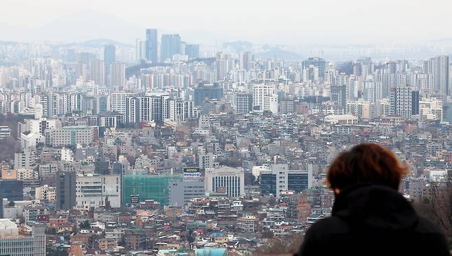 서울 강남 3구(서초·강남·송파구)와 용산구의 아파트 가격이 하락 전환한 것으로 나타난 26일 서울 남산 전망대에서 바라본 시내 곳곳에 아파트 단지가 빼곡하게 들어서 있다. /사진=연합뉴스